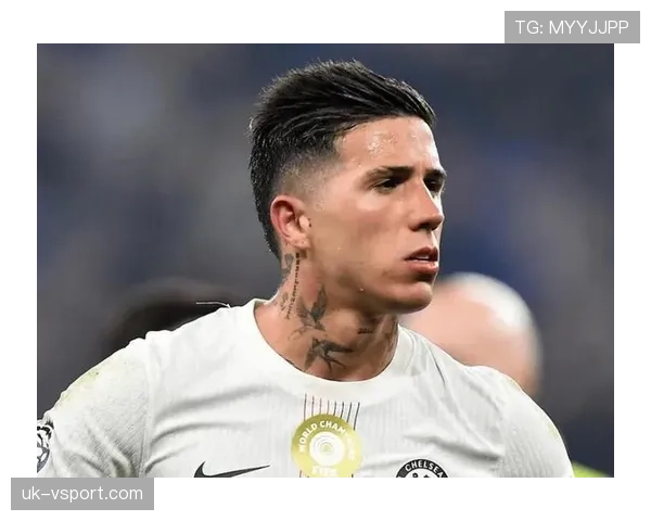 恩佐·费尔南德斯拎着名牌袋子走过，手里那杯咖啡都能顶我半个月工资