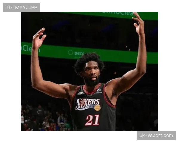 恩比德场下狂炫三层芝士汉堡，这自律人设是不是有点绷不住了？